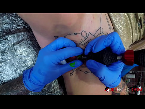 ❤️ Extremt tatuerade snyggingen Sully Savage fick en tatuering på sin klitoris Fucking at sv.pornolymp.ru ❤